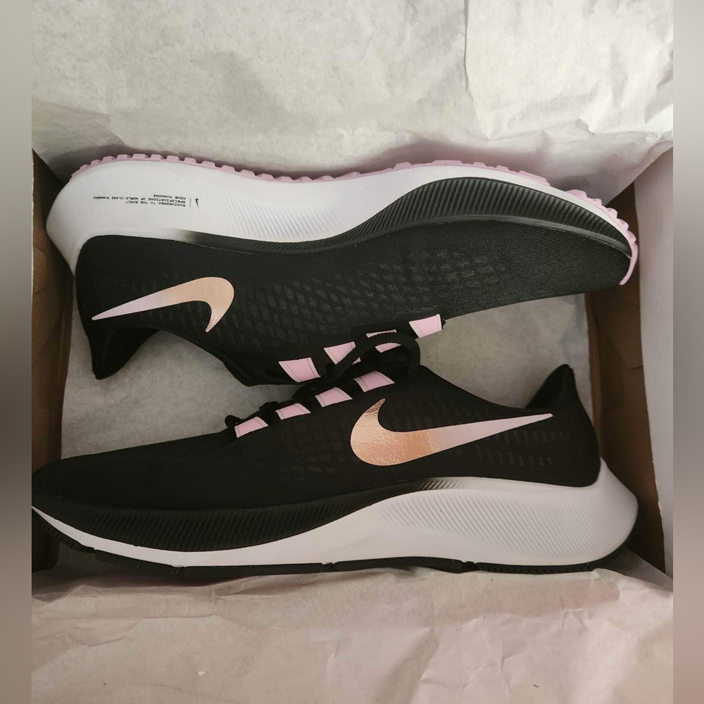 Nike Tennis Shoes - Picture 1 of 3